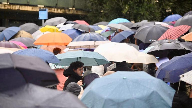 Los aspirantes al MIR en Catalunya se examinan bajo la lluvia, la nieve y el caos de Rodalies: "Me siento liberado"