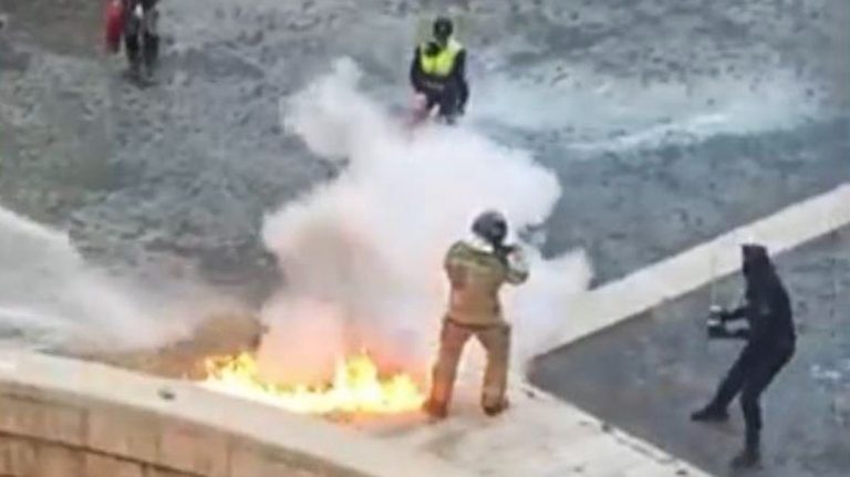 La rápida intervención policial evita una tragedia tras el intento de un bombero de quemarse a lo bonzo en Murcia