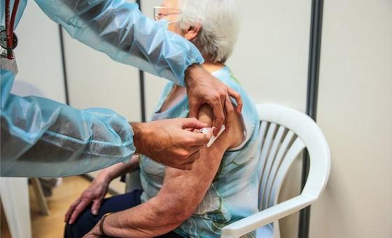 Las vacunas actualizadas reducen las muertes por COVID-19, que sigue causando casos graves