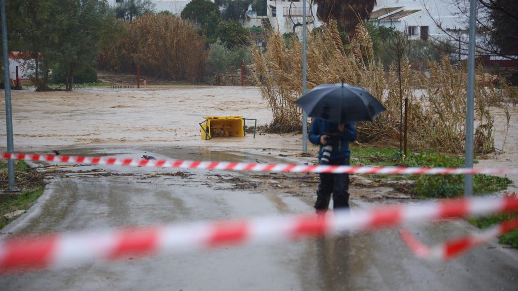 Buscan a una desaparecida por el temporal junto al río en Sayalonga, Málaga