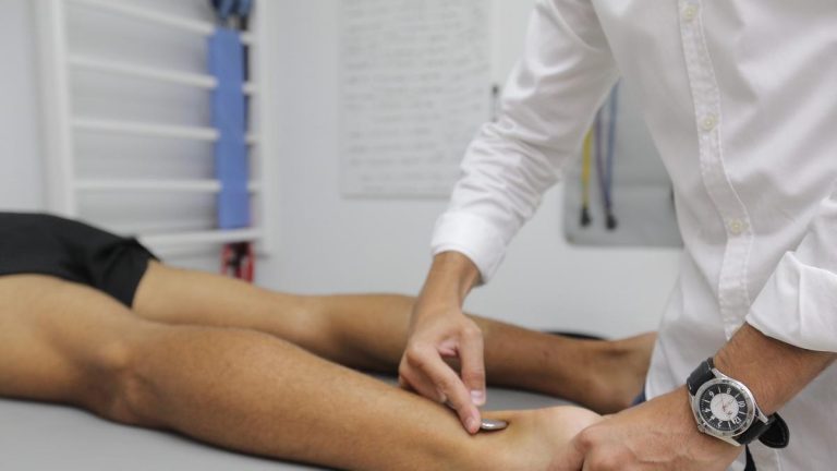 Borja Recuenco, fisioterapeuta: "El ejercicio en pacientes con cáncer reduce la fatiga y el dolor y previene las secuelas"