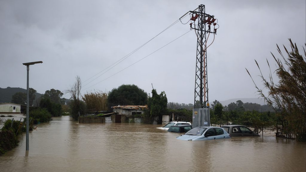 La borrasca Leonardo castiga a Andalucía: miles de desalojados y presas, ríos y acuíferos al límite