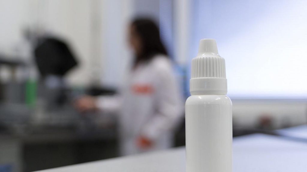 Los oftalmólogos, prudentes ante los colirios que prometen acabar con gafas y lentillas: "Es necesario disponer de más datos"