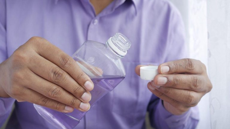 ¿Es realmente un riesgo usar enjuagues bucales? Esto es lo que dicen los dentistas