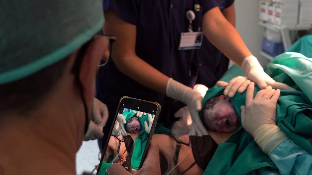 Salut multa con 6.000 euros a un hospital de Barcelona por una cesárea evitable "un viernes por la tarde"