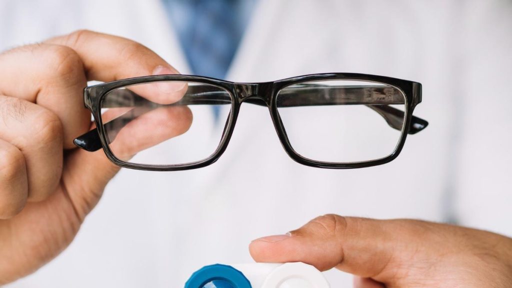 La ONCE y la Fundación Barraquer llevan revisiones visuales y gafas a 300 menores vulnerables