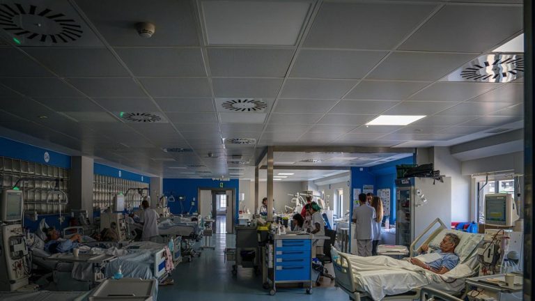Salut apuesta por que los hospitales comarcales "compartan" médicos para paliar la falta de personal