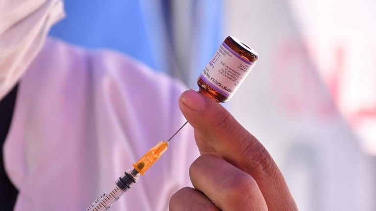 El sarampión contagia más que el covid: una sola persona puede infectar a 18 sin vacunar