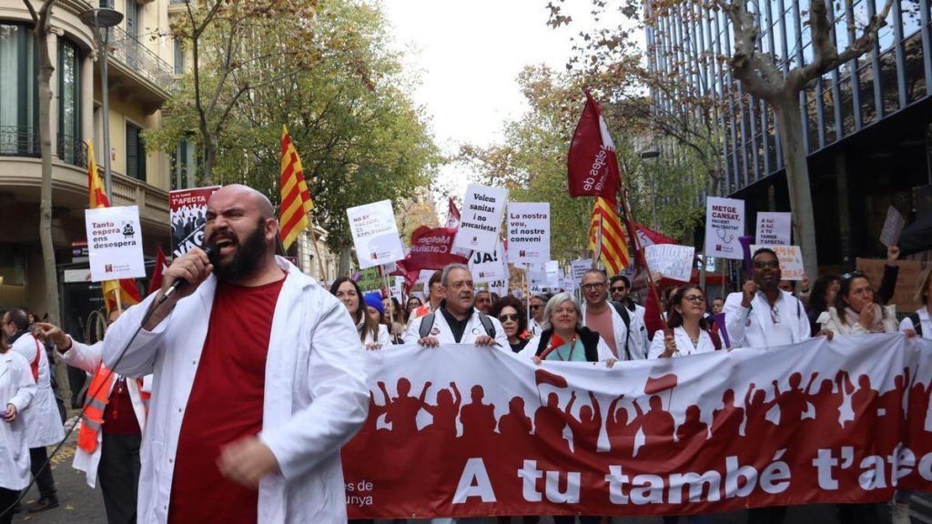 Los médicos catalanes presionan a Salut para acabar de una vez con las guardias de 24 horas