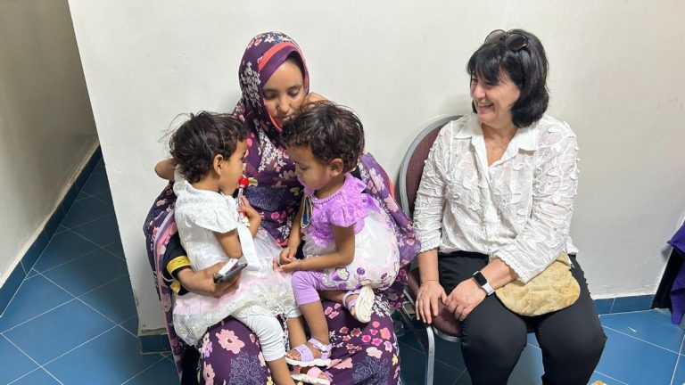 Las siamesas mauritanas unidas por el abdomen hacen vida normal dos años después de ser separadas en Sant Joan de Déu