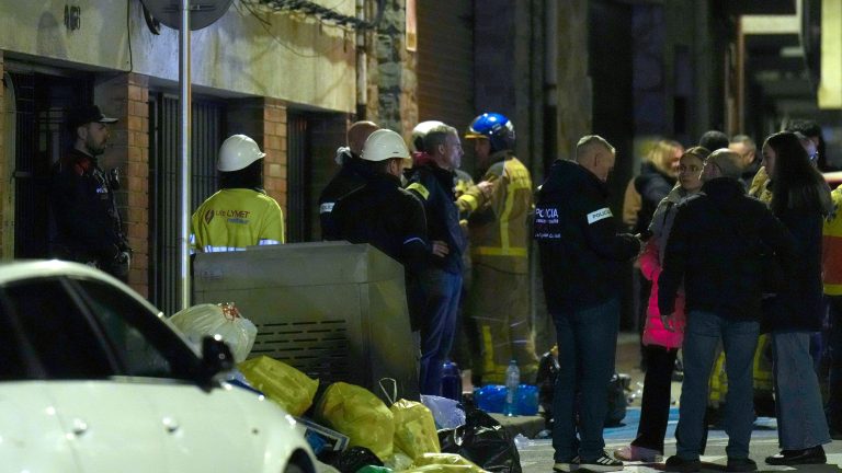 Mueren cinco menores, de entre 14 y 17 años, en el incendio de un trastero en Manlleu, Barcelona