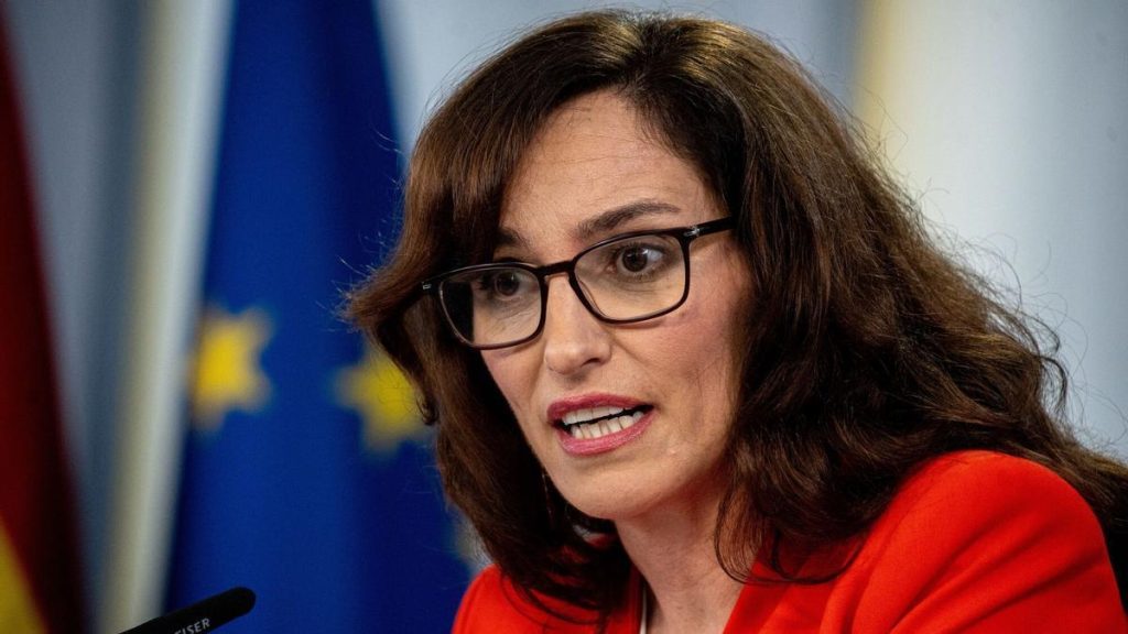 La ministra de Sanidad aprueba dar incentivos a los CAP para reducir las bajas pero subraya que el "problema son las listas de espera"