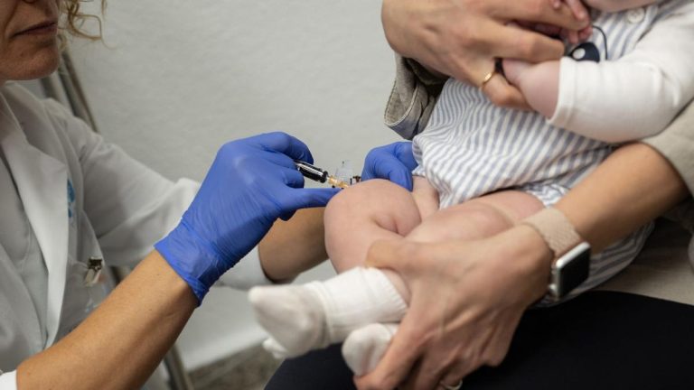 Catalunya extrema medidas antisarampión: insta a vacunarse a los nacidos entre 1978 y 1980 y hará PCR "ante la mínima sospecha"