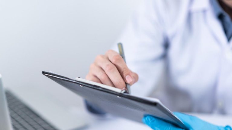 La IA que transcribe el diálogo entre médico y paciente da el salto a la atención domiciliaria: el Maresme estrena una herramienta