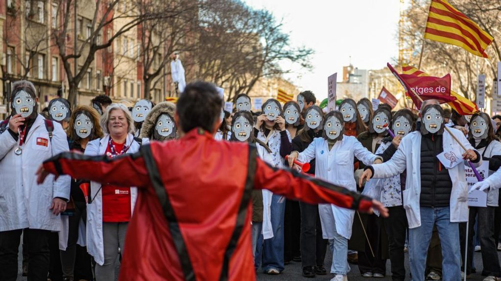 Los médicos protestan en Barcelona en un nuevo pulso a Salut: "Nuestra sanidad colapsará como sucedió con Rodalies"