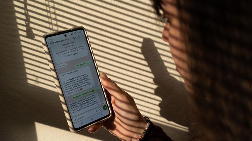 Alerta con las llamadas de Sanidad para que te vacunes de covid: los ciberestafadores quieren robar tu WhatsApp