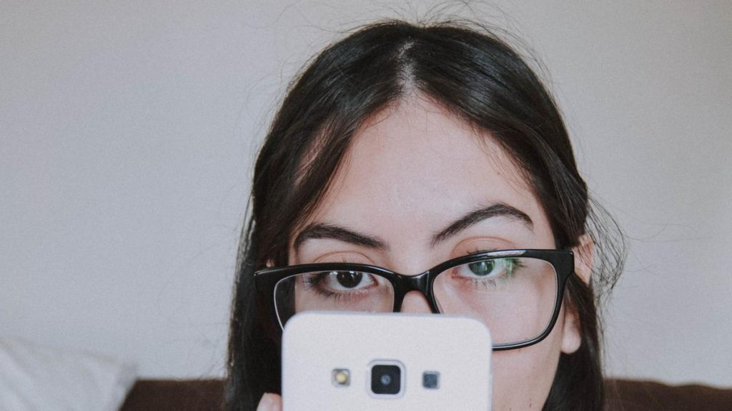Un hábito diario en casa podría estar detrás del aumento global de la miopía (y no es solo el uso del móvil)