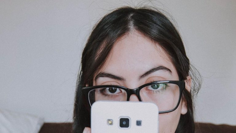 Un hábito diario en casa podría estar detrás del aumento global de la miopía (y no es solo el uso del móvil)