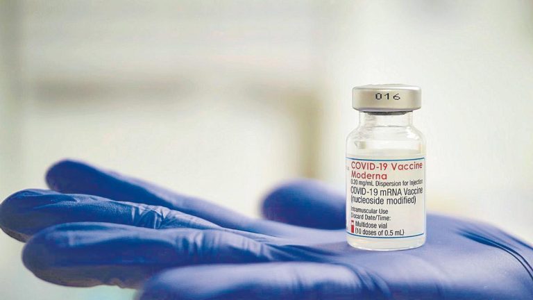 Europa da luz verde a la primera vacuna combinada contra la gripe y el covid-19