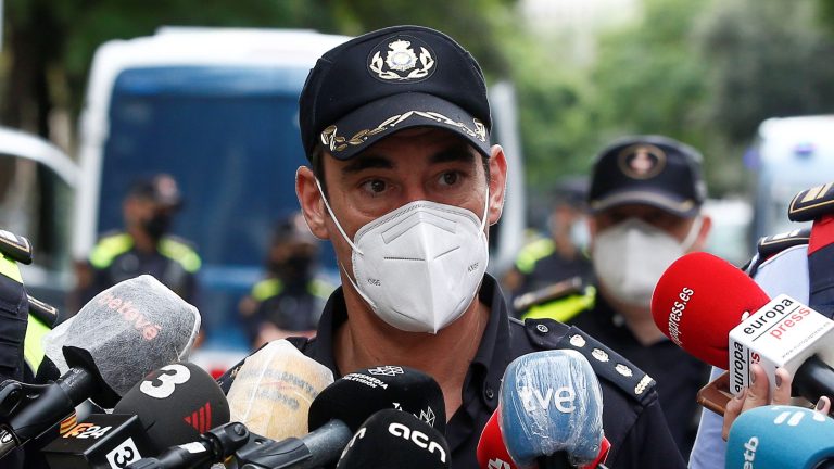 Un comisario de la Policía, investigado por acosar a una subordinada en la India: "Te dejo como un trozo de carne"