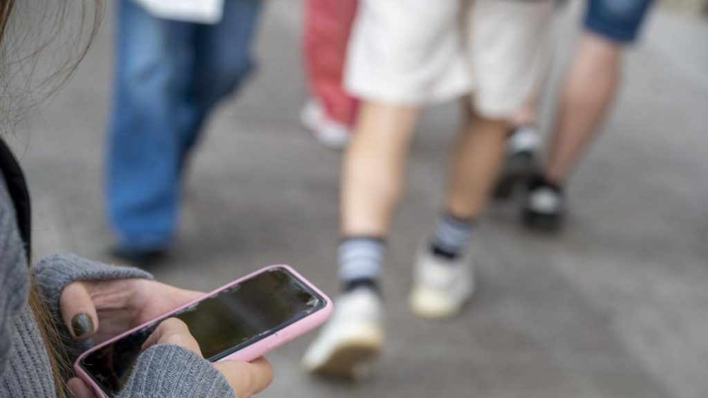 Los nutricionistas alertan del reto viral de comer plástico: puede acabar en asfixia y bloqueo intestinal