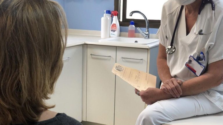 Las agresiones a médicos baten récords en 2025, con 879 ataques: "Me puse en posición fetal para protegerme, pero siguió dándome patadas"